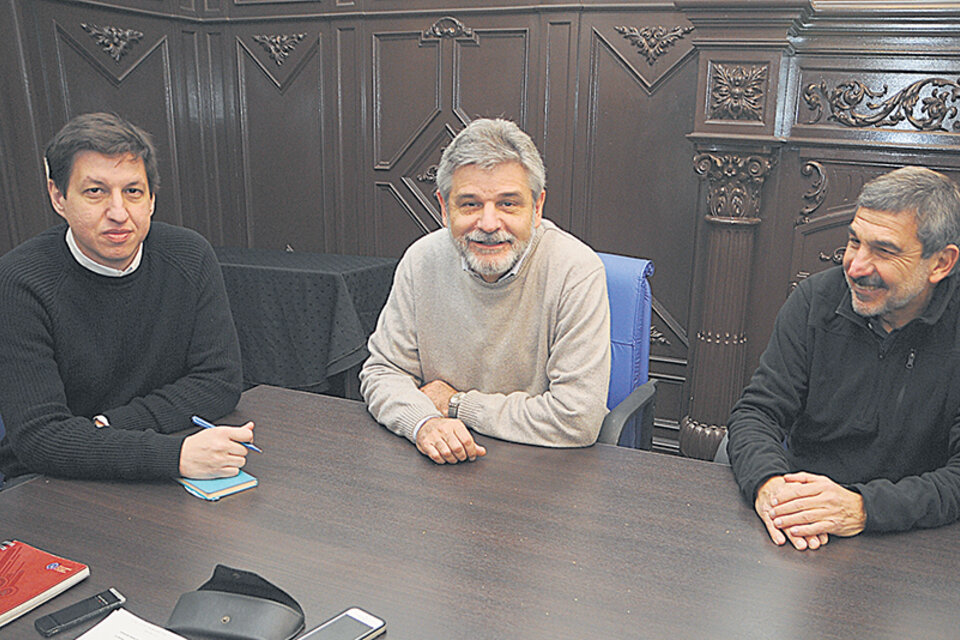 Fernando Peirano, Daniel Filmus y Roberto Salvarezza, reunidos por PáginaI12 para debatir la situación actual y futura de la ciencia. (Fuente: Guadalupe Lombardo)