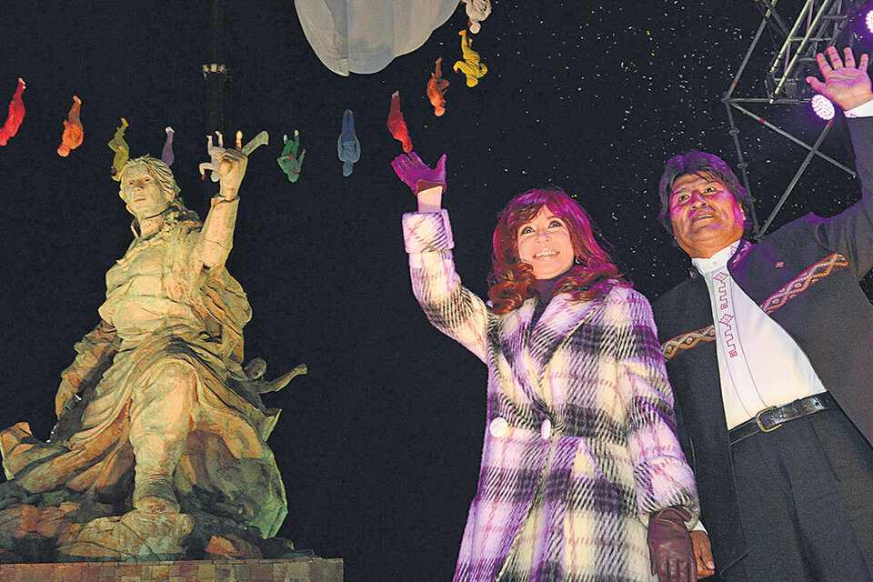 Cristina Kirchner y Evo Morales inauguraron el monumento a Juana Azurduy en abril de 2015.