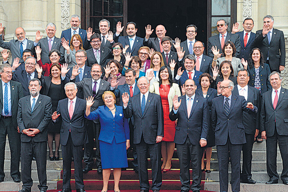 Bachelet y Kuczynski (primera fila, centro) posan junto a sus ministros en Lima.