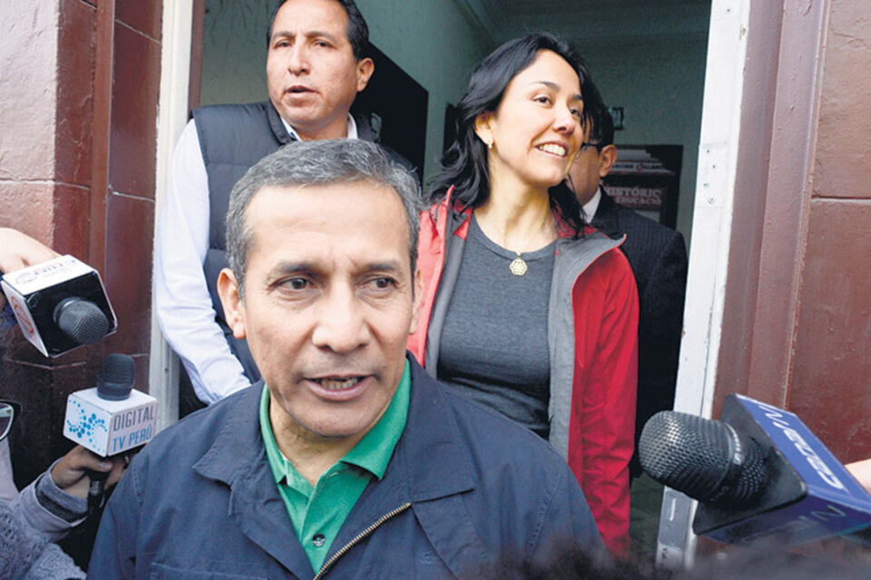 Humala y su esposa salen de un local partidario antes de que un juez ordene sus detenciones.