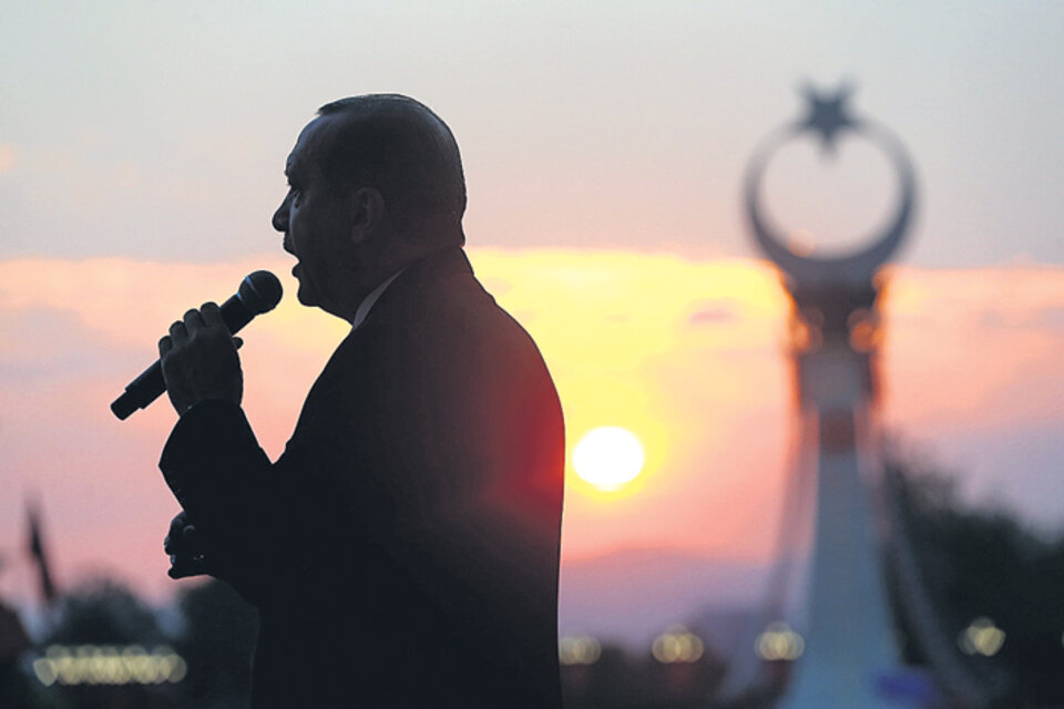 Erdogan le habla a una multitud en el aniversario del golpe. (Fuente: AFP)