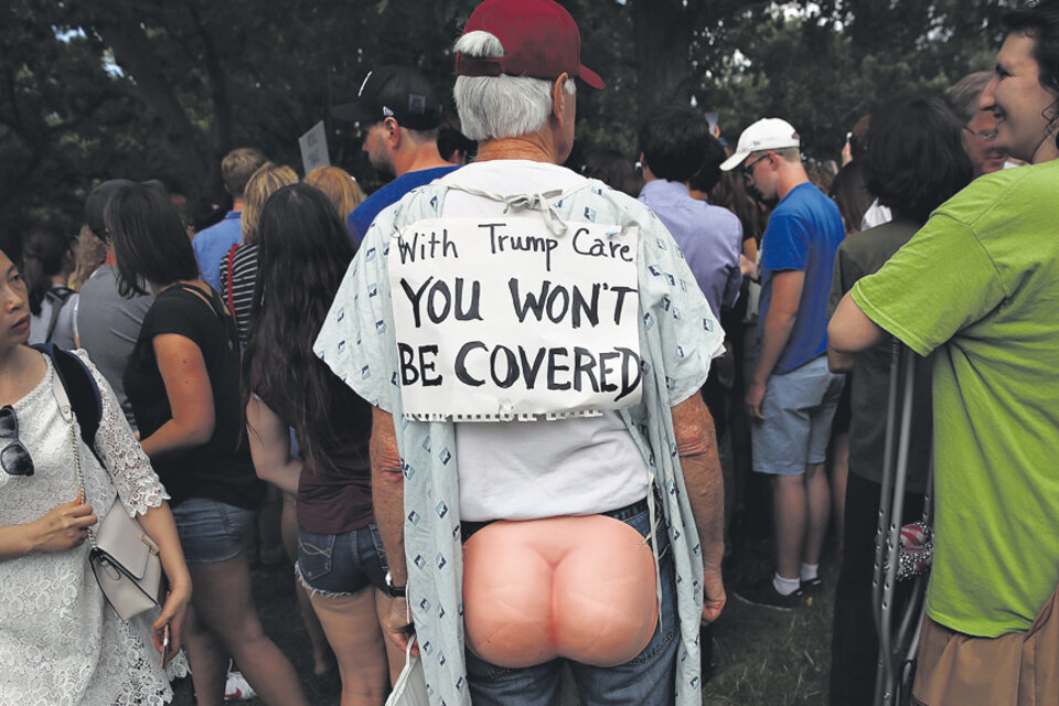 Un manifestante critica que con la reforma de Trump no tendrán cobertura médica. (Fuente: AFP)