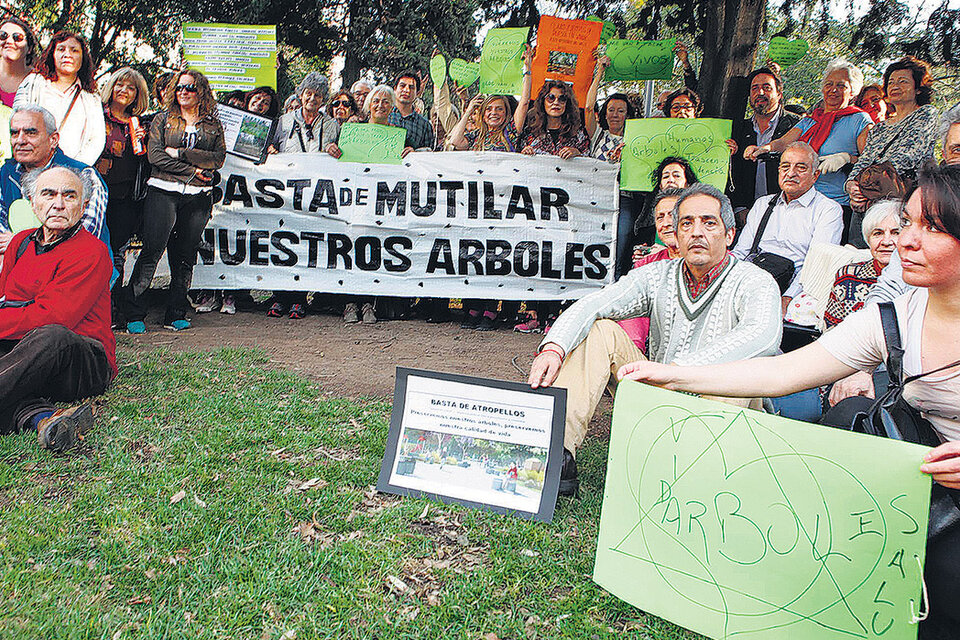 Más de cien personas empezaron la lucha para evitar que arruinen el parque Las Heras. (Fuente: Verónica Martínez)
