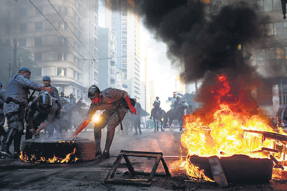 Manifestantes cortan las principales avenidas de San Pablo durante el segundo paro general contra el gobierno de Temer.