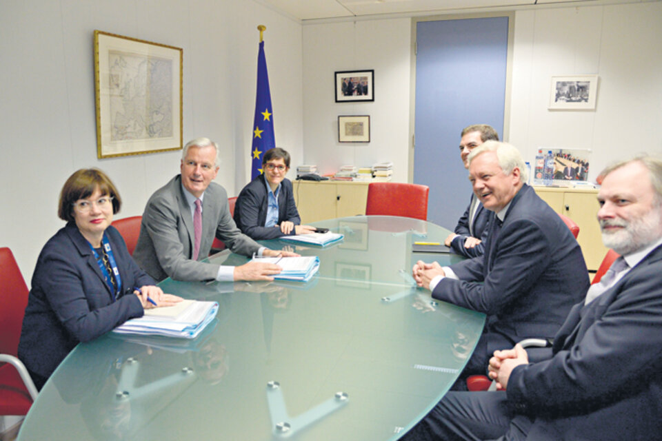 Negociadores del Reino Unido (der.) y de la Unión Europea (izq.) negocian en Bruselas. (Fuente: EFE)