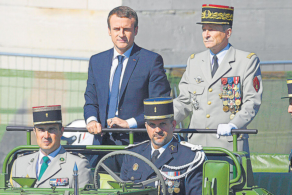 El 14 de julio durante el desfile militar se vio al presidente Macron junto al general Villiers de Saintignon. (Fuente: EFE)