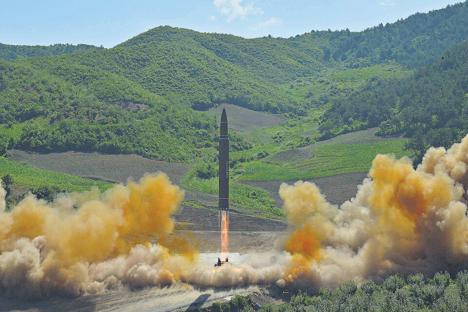 Imagen cedida por Corea del Norte del misil lanzado hace menos de un mes, similar al que se lanzó ayer al mar de Japón. (Fuente: EFE)