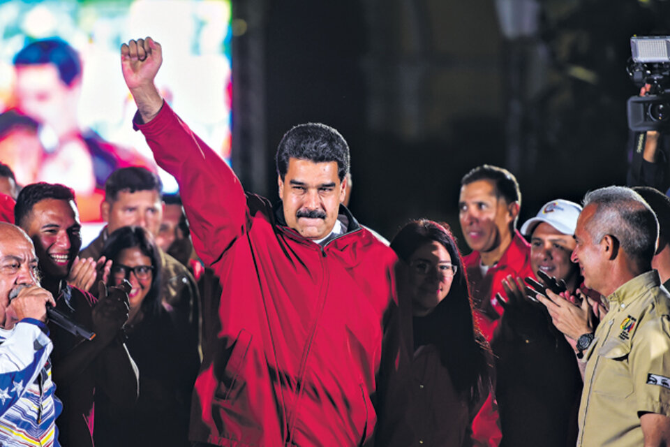 “Yo le hago un reto a la MUD: abandonen el camino de la violencia, vuelvan a la política”, dijo Maduro. (Fuente: AFP)