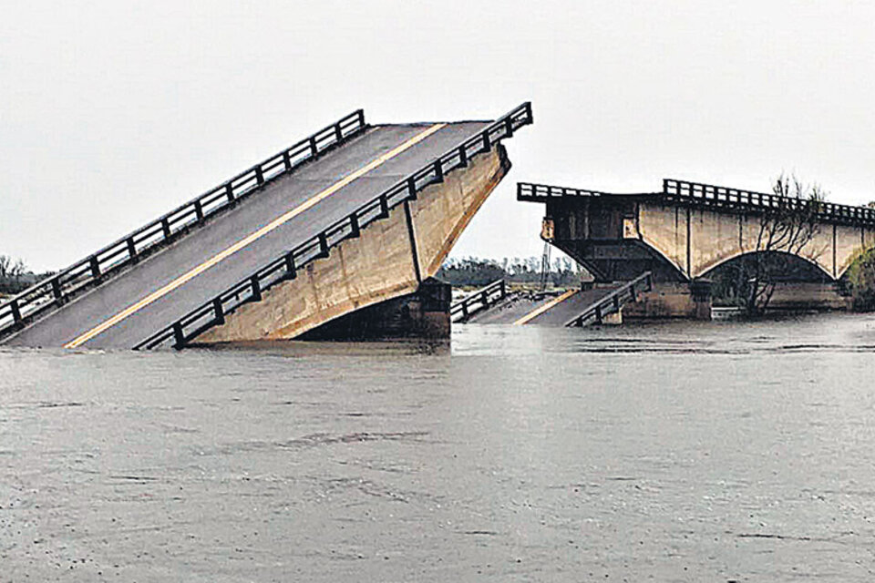 Se derrumbó el puente de la Ruta Nacional 12 que une Goya con Esquina, en Corrientes.