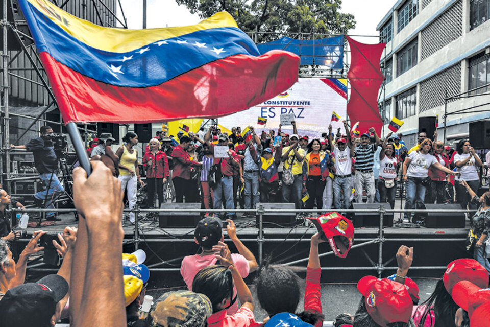 Simpatizantes de Maduro participaron de un acto político el 9 de julio en Caracas. (Fuente: AFP)