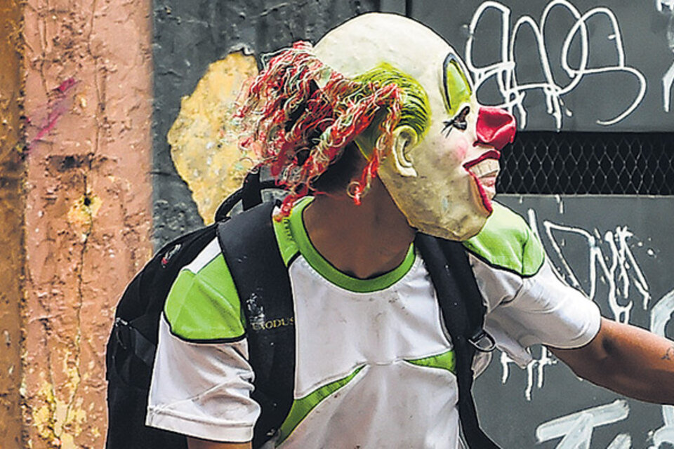 Un manifestante arroja una bomba molotov ayer en Caracas.