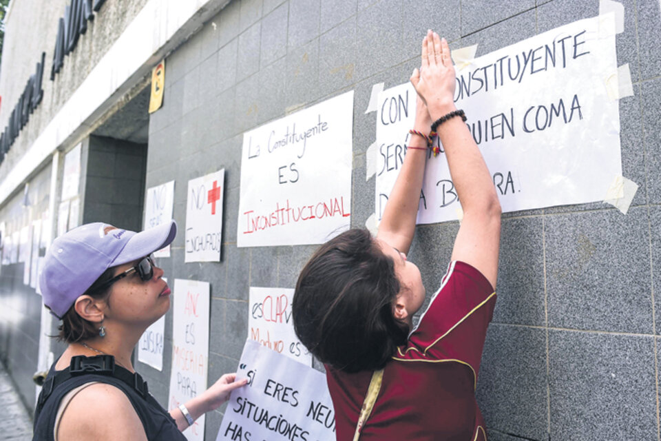 La oposición pegó carteles en colegios donde se votará el domingo; también llamó a un paro. (Fuente: AFP)