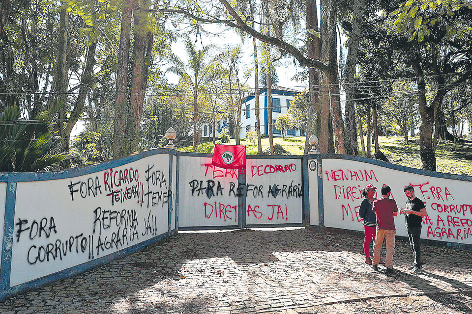 Miembros del MST ocupan una hacienda de Texeira en Río. (Fuente: EFE)