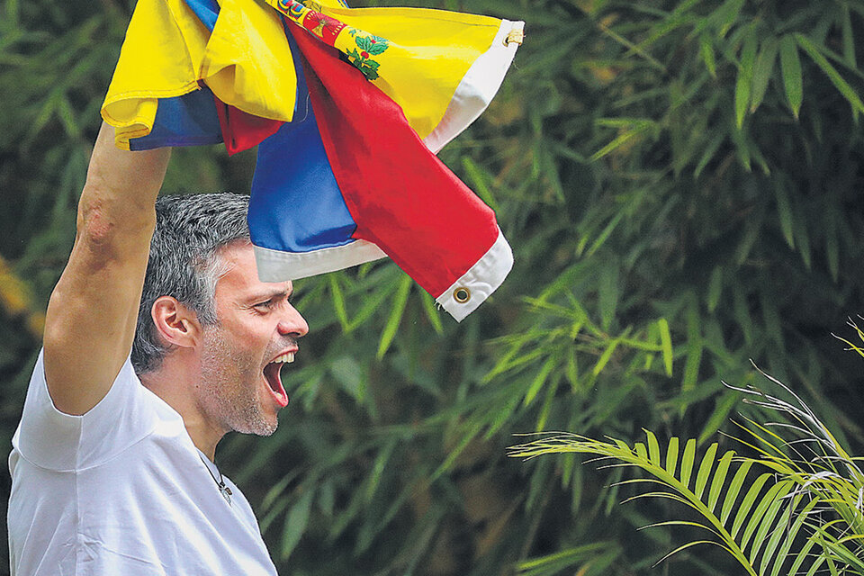 Desafiante, López agita la bandera venezolana tras ser excarcelado.