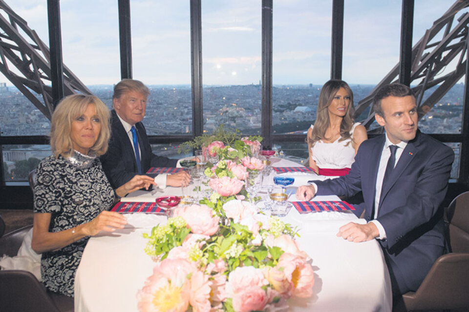 Macron (der.) y su mujer Brigitte cenaron en el restaurante de la Torre Eiffel con Trump y Melania. (Fuente: AFP)