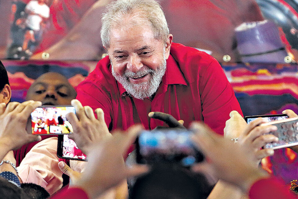 Lula saluda a sus simpatizantes durante un acto en el sindicato metalúrgico de San Pablo. (Fuente: AFP)