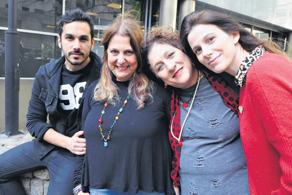 El actor Martín Slipak, la directora Paula Marull, junto a Cristina Fridman y Eugenia Levin, organizadoras. (Fuente: Rafael Yohai)