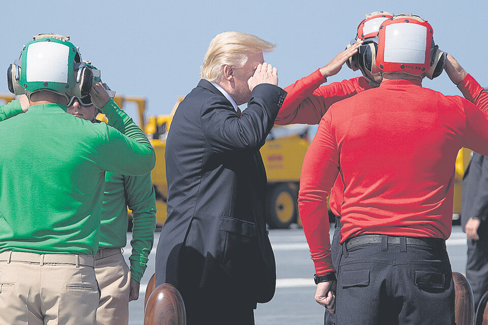 El presidente Trump visitó ayer el portaaviones nuclear USS Gerald Ford. (Fuente: AFP)