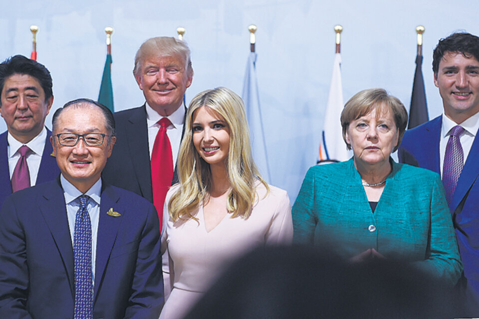 Ivanka Trump junto a Merkel y otros líderes mundiales en Hamburgo.