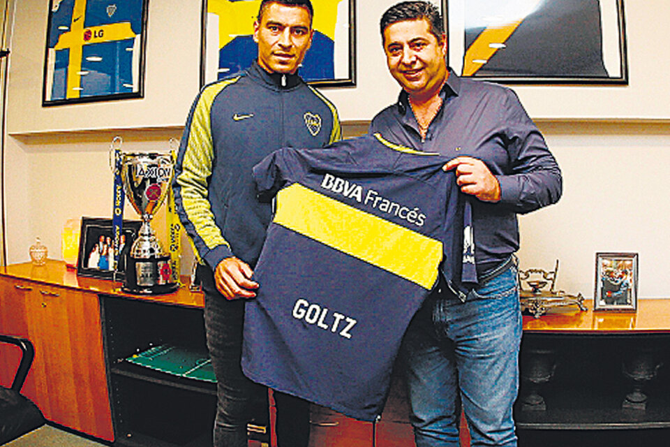 Paolo Goltz posa con la casaca de Boca junto a Daniel Angelici.