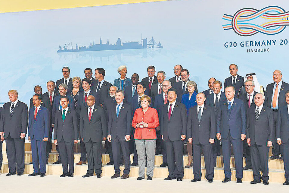 Jefes de Estado posan para la foto oficial de la cumbre del G-20 en Hamburgo, Alemania.