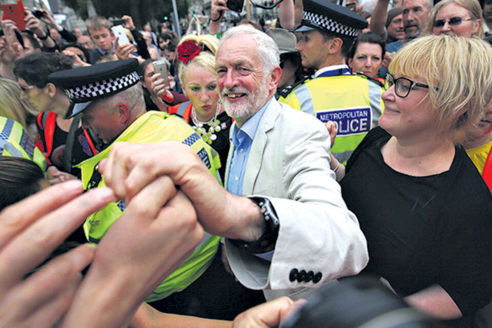 Corbyn saluda a sus seguidores en el centro de Londres.