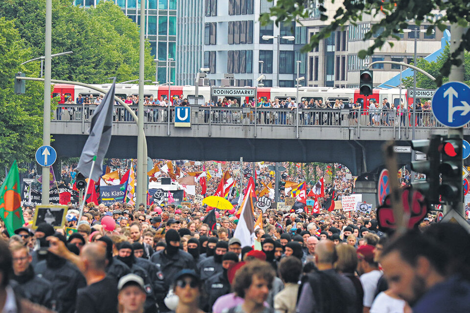 Miles de personas participan de la protesta “Solidaridad ilimitada en vez del G-20”, ayer, en Hamburgo.