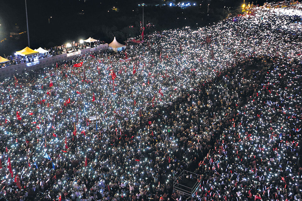 Cientos de miles de personas se reunieron cerca del puente para conmemorar el golpe. (Fuente: AFP)