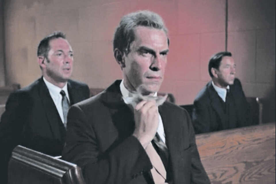 Martin Landau en un episodio de Misión: imposible, circa 1966, quitándose uno de sus disfraces.