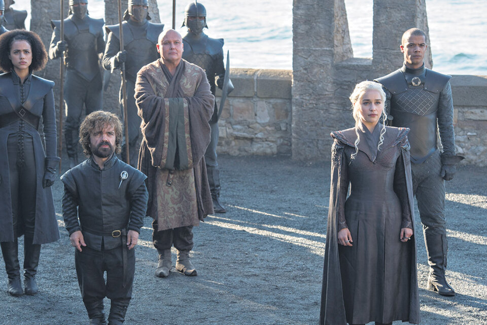 Daenerys Targaryen, con el respaldo de Missandei, Tyrionm, Varys y Gusano Gris.
