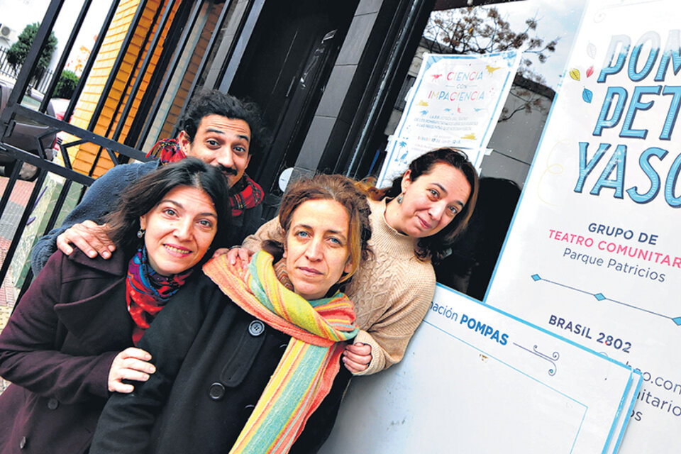 Agustina Ruiz Barrea, Mariana Berger, Paola Tazzioli y Pablo Corradi: Los Pompas en su propia sala. (Fuente: Rafael Yohai)