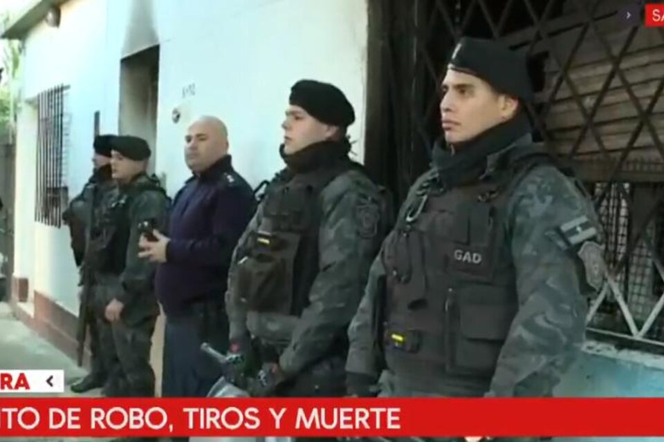 Efectivos policiales custodian la casa del policía que mató al joven.