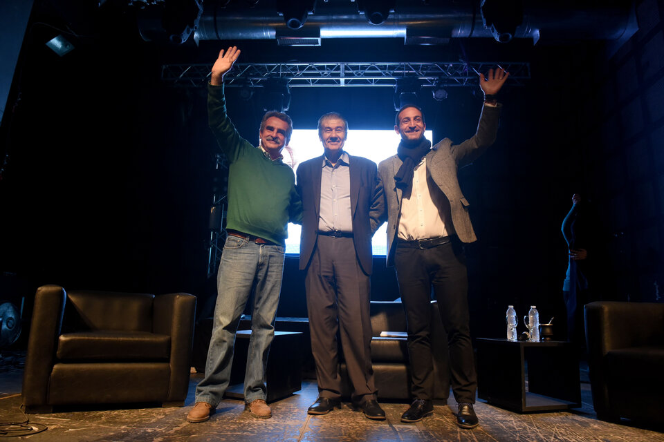Rossi, Víctor Hugo Morales y Sukerman en la presentación que hicieron ayer en Rosario. (Fuente: Sebastián Granata)