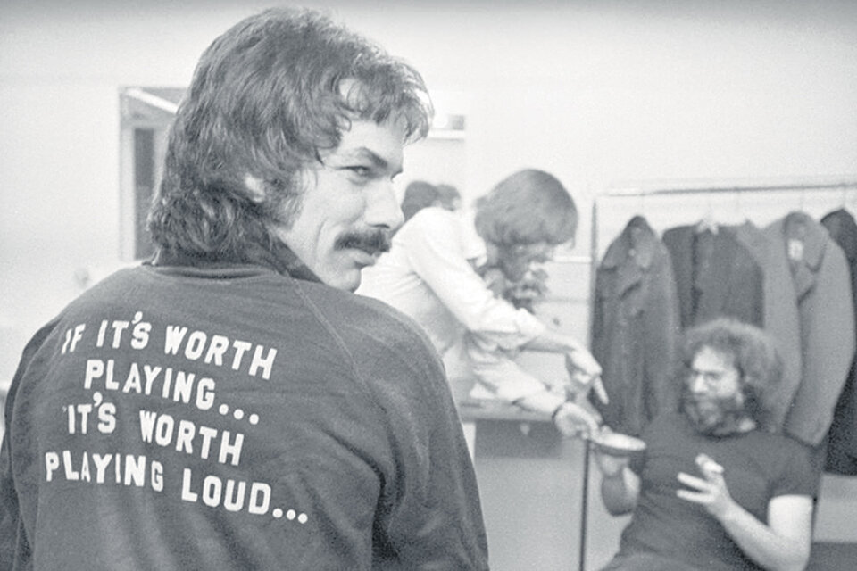 “Si merece tocarse, merece tocarse fuerte”, se lee en la espalda de Mickey Hart. Al fondo, Bobby Weir y Jerry García, en una foto tomada en Boston, en el año 1977.