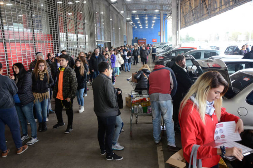 Miles de personas hicieron fila en distintos supermercados hasta dos horas antes de que abrieran para acceder al beneficio mensual.