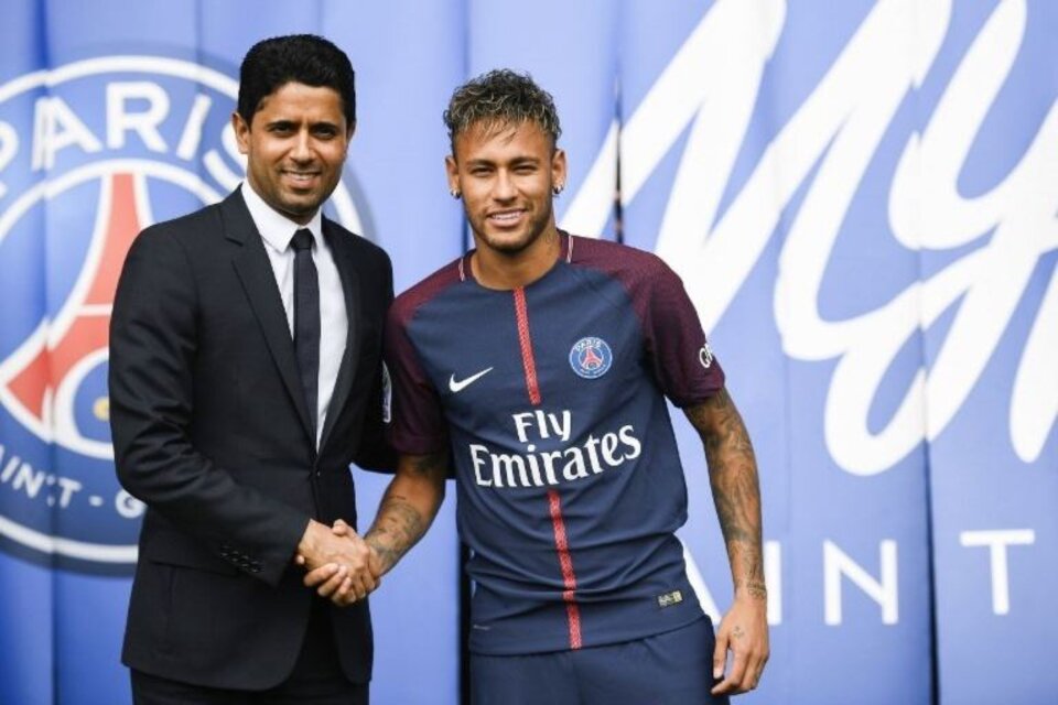 Neymar ya se probó la camiseta de su nuevo equipo. (Fuente: AFP)