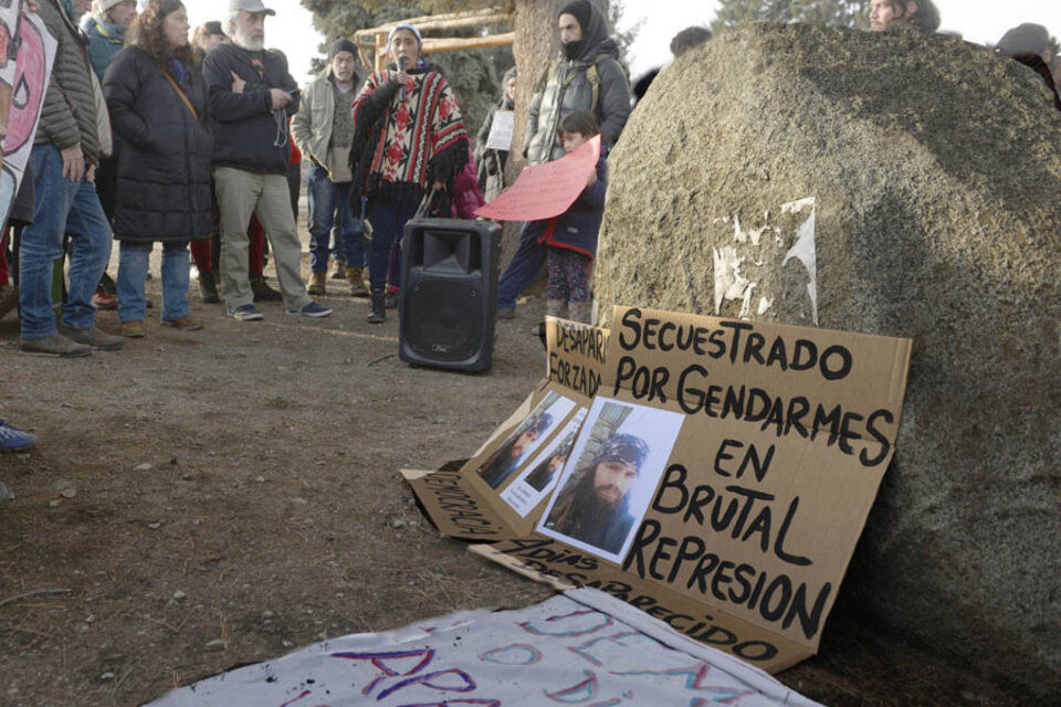 Cientos de vecinos de la localidad rionegrina de El Bolsón marcharon el viernes para pedir la aparición de Santiago. (Fuente: Télam)