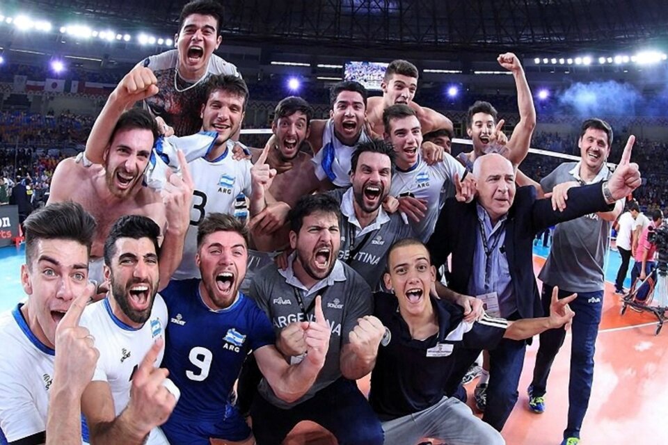 El plantel argentino festeja un logro histórico para el voley de nuestro país. (Fuente: Télam)