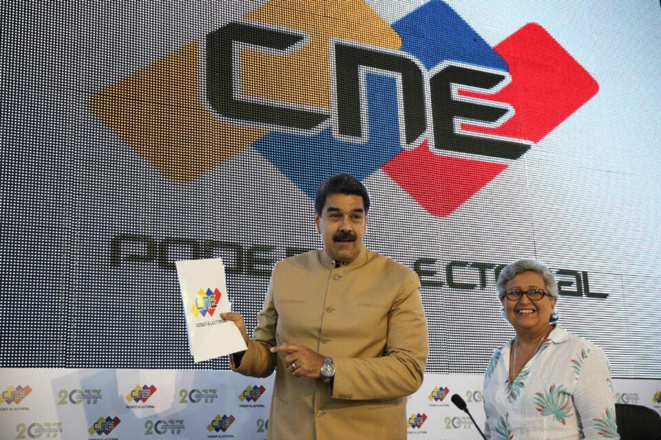 El presidente Nicolás Maduro y la titular del Consejo Nacional Electoral, Tibisay Lucena. (Fuente: EFE)