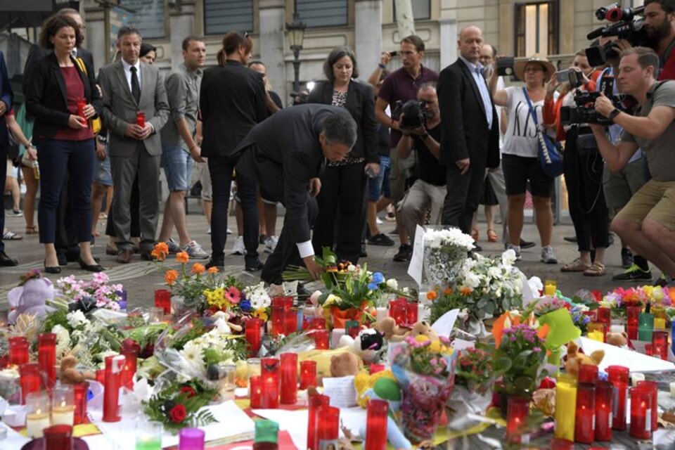 Los homenajes se suceden en Barcelona: el vicecanciller alemán coloca flores. (Fuente: EFE)