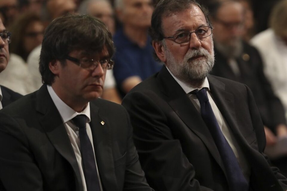 Dos hombres en pugna: Puigdemont y Rajoy, en el funeral por las víctimas del ataque en Las Ramblas. (Fuente: EFE)