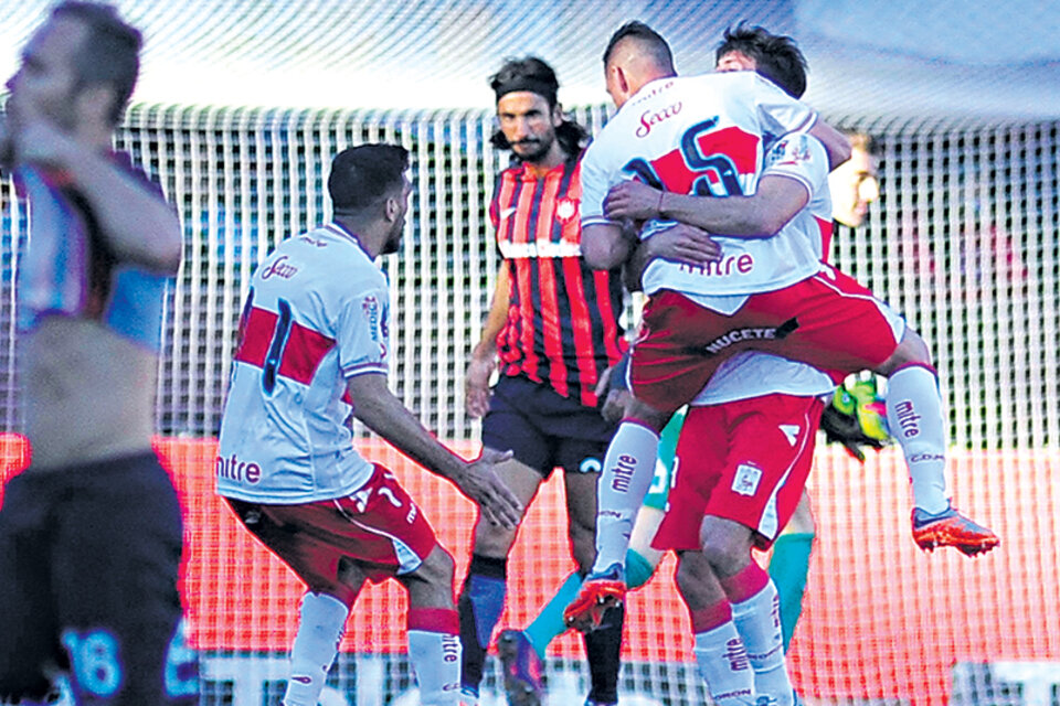 Guzmán festeja con sus compañeros el gol de la victoria. (Fuente: Fotobaires)