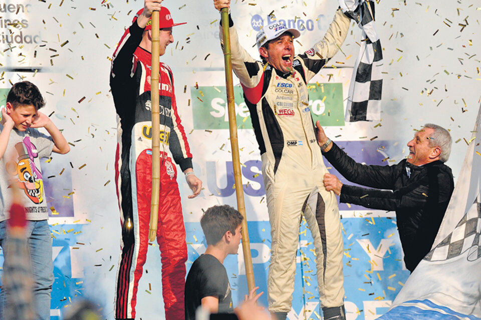 n El chaqueño Silva, junto a su compañero, festejan en lo más alto del podio. (Fuente: Prensa TC2000)