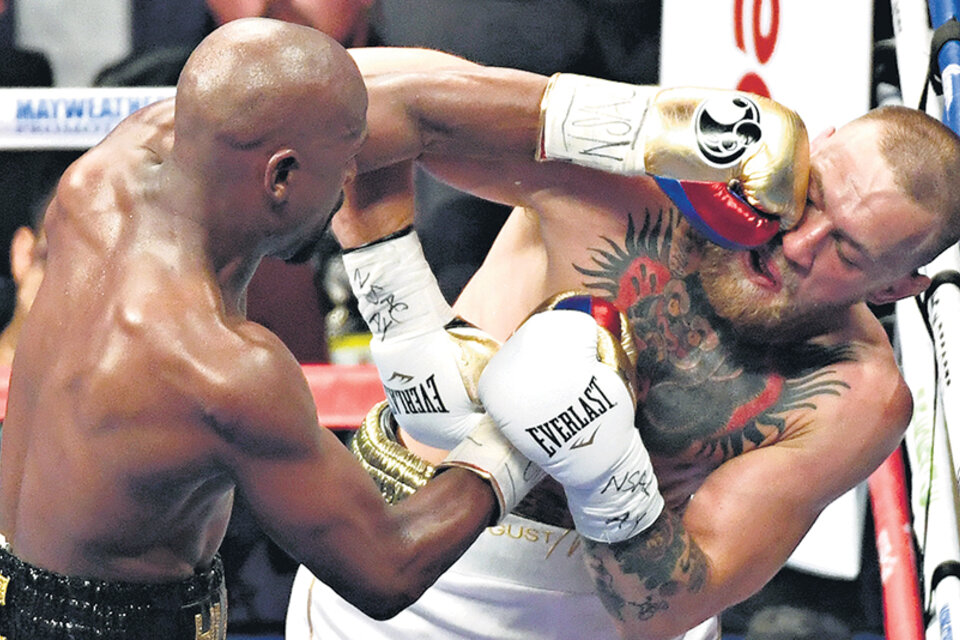 Mayweather tardó tres rounds en tomarle la mano a McGregor, y a partir de ahí descargó sus mejores golpes. (Fuente: AFP)