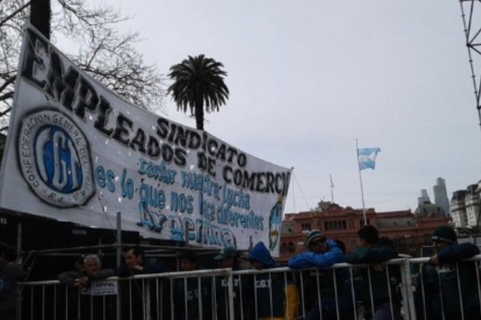 Trabajadores de algunos sindicatos ya están en la Plaza de Mayo. (Fuente: Twitter)