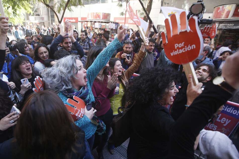 Un grupo de mujeres festeja la decisión en las afueras del Tribunal Constitucional. (Fuente: EFE/Elvis González)