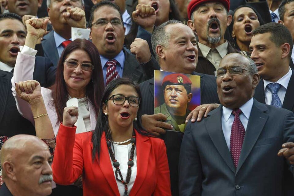 De izquierda a derecha, Cilia Flores, Delcy Rodriguez, Diosdado Cabello y Aristobulo Isturiz celebran la integración de la Asamblea Constituyente (Fuente: JUAN BARRETO / AFP)