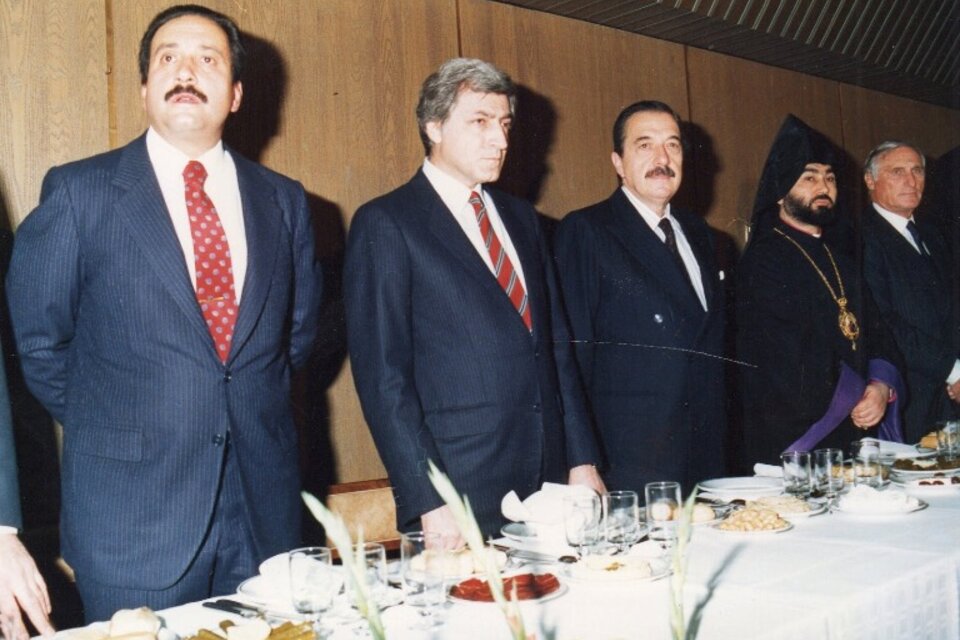Raúl Alfonsín, junto a León Arslanian y figuras de la colectividad armenia, la noche que reconoció el genocidio. (Fuente: Prensa Armenia)