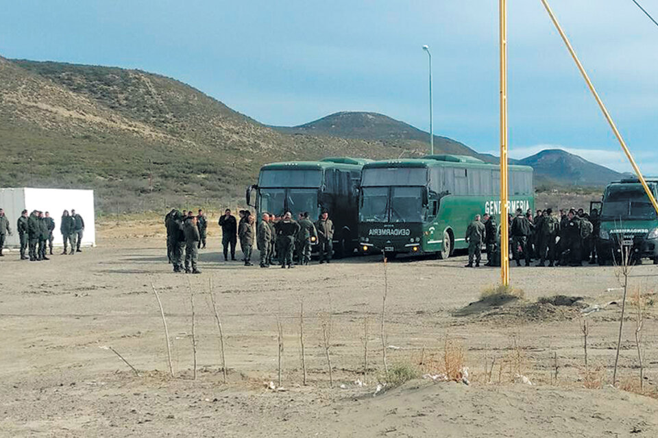 Dos camiones llenos de gendarmes llegan al predio de Tecpetrol.