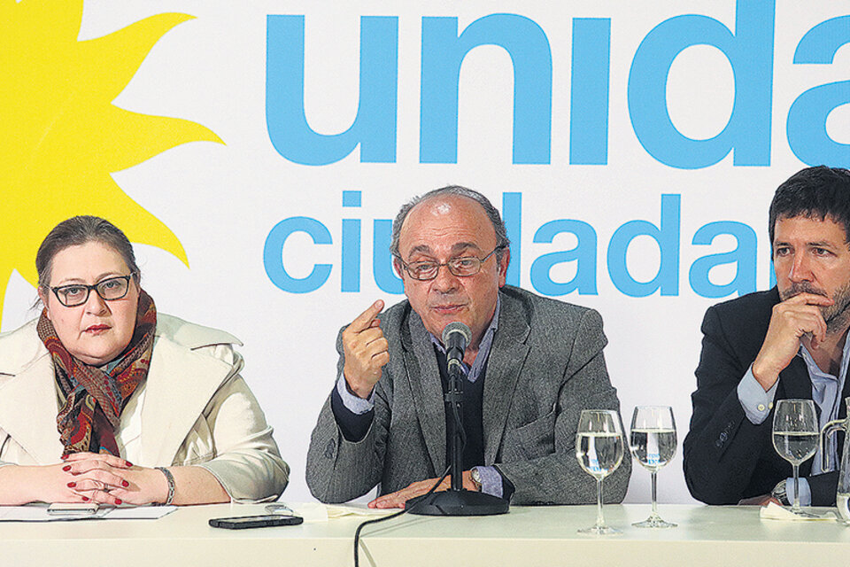 Graciana Peñafort, Leopoldo Moreau y Gerónimo Ustarroz en la conferencia de prensa en el Instituto Patria. (Fuente: Joaquín Salguero)